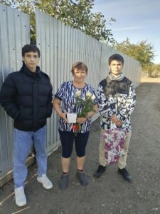 Накануне Дня учителя ученики ГБОУ ООШ ПОС.ПИОНЕРСКИЙ с огромной любовью и трепетом поздравили дорогих педагогов-ветеранов, тех, кто десятилетиями дарил знания и часть своей души нашим детям. Ребята посетили учителей на дому, вручили им цветы и сладкие подарки. Ребята из медиацентра подготовили материал для соцсетей.