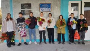 Накануне Дня учителя ученики ГБОУ ООШ ПОС.ПИОНЕРСКИЙ с огромной любовью и трепетом поздравили дорогих педагогов-ветеранов, тех, кто десятилетиями дарил знания и часть своей души нашим детям. Ребята посетили учителей на дому, вручили им цветы и сладкие подарки. Ребята из медиацентра подготовили материал для соцсетей.