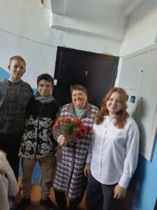 Накануне Дня учителя ученики ГБОУ ООШ ПОС.ПИОНЕРСКИЙ с огромной любовью и трепетом поздравили дорогих педагогов-ветеранов, тех, кто десятилетиями дарил знания и часть своей души нашим детям. Ребята посетили учителей на дому, вручили им цветы и сладкие подарки. Ребята из медиацентра подготовили материал для соцсетей.